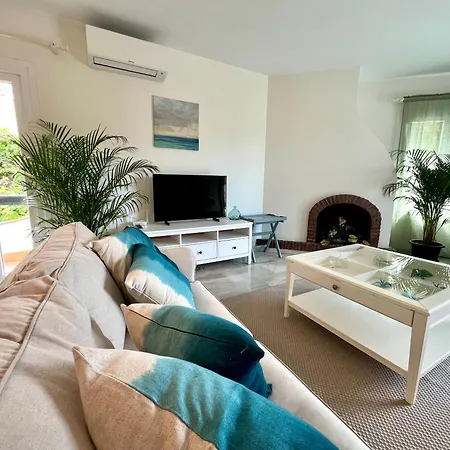 Elegant Coastal Escape דירה *