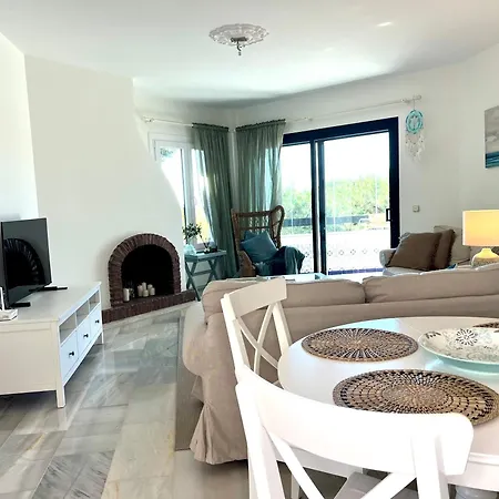דירה Elegant Coastal Escape *