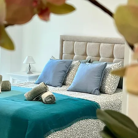 Elegant Coastal Escape דירה