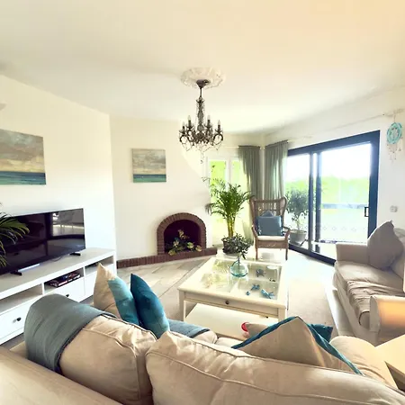 Elegant Coastal Escape דירה *